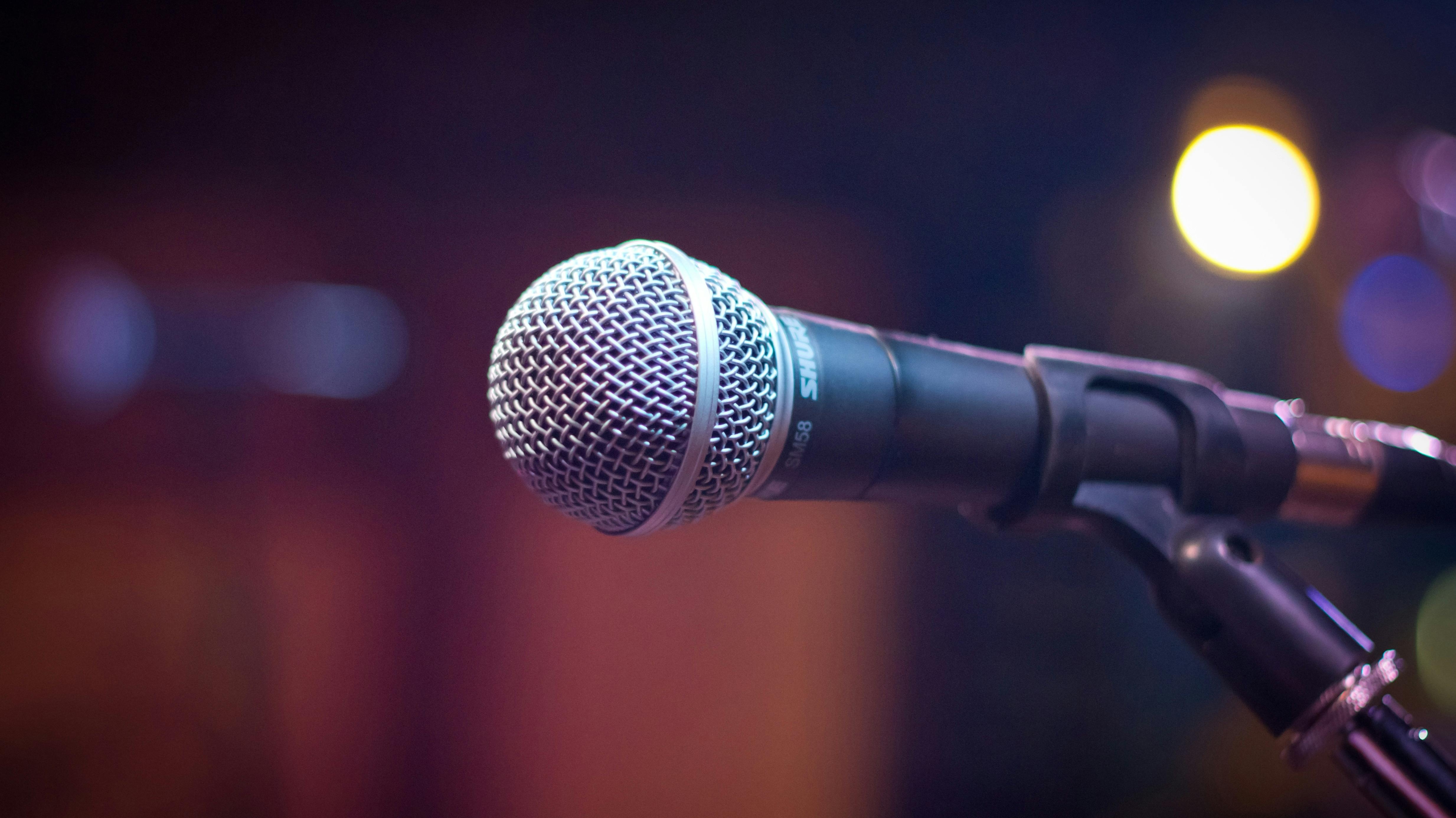 Arkansas 9-year-old performs on stage with singer.