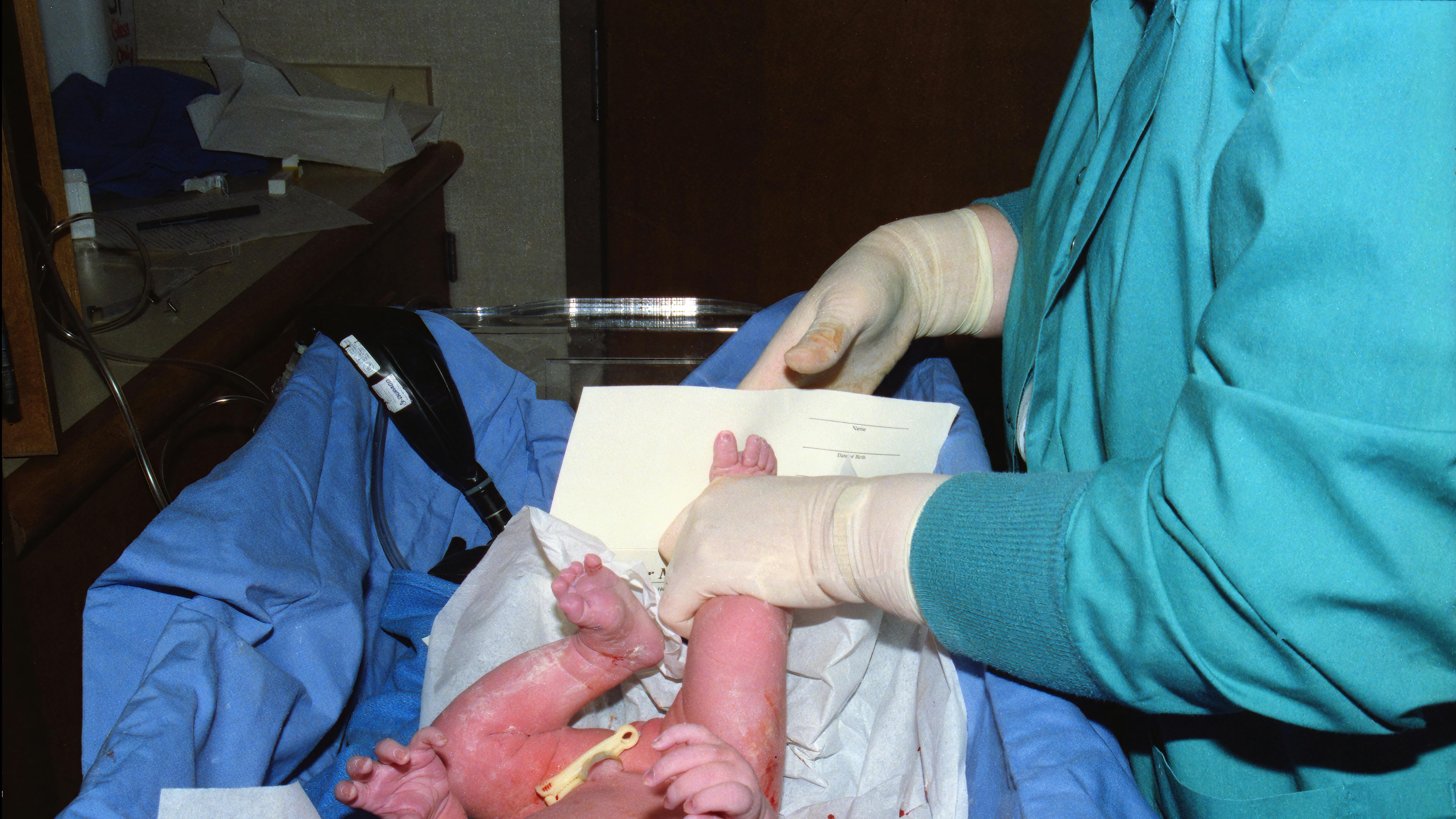 Animated illustration on 3 stages of birth with presenter explaining.