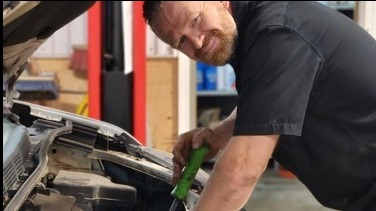 Aylmer Free Workshop mechanic teaching engine care to local residents