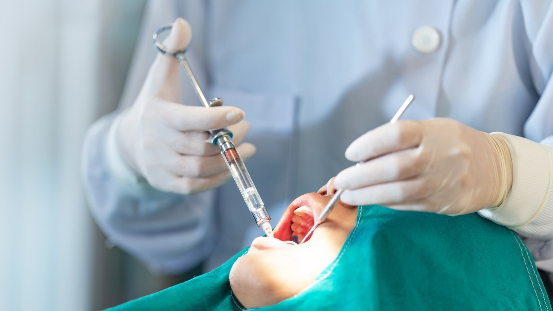 tooth abfraction causes prevention with dental model.