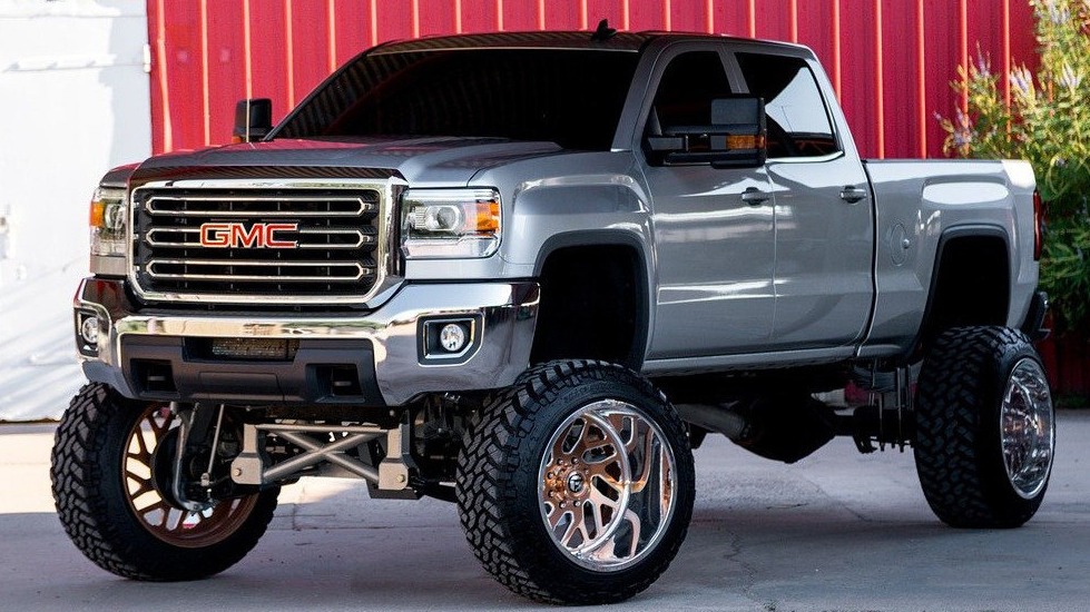 Pickup modified by Lifting Service