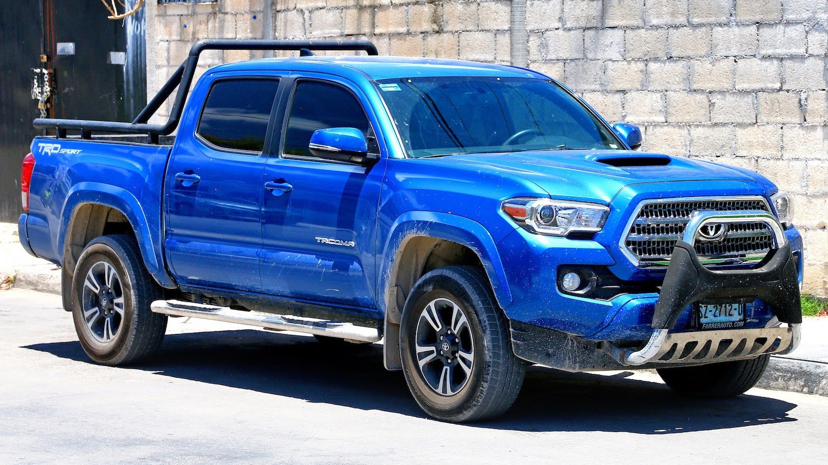 Pickup modified by Lifting Service