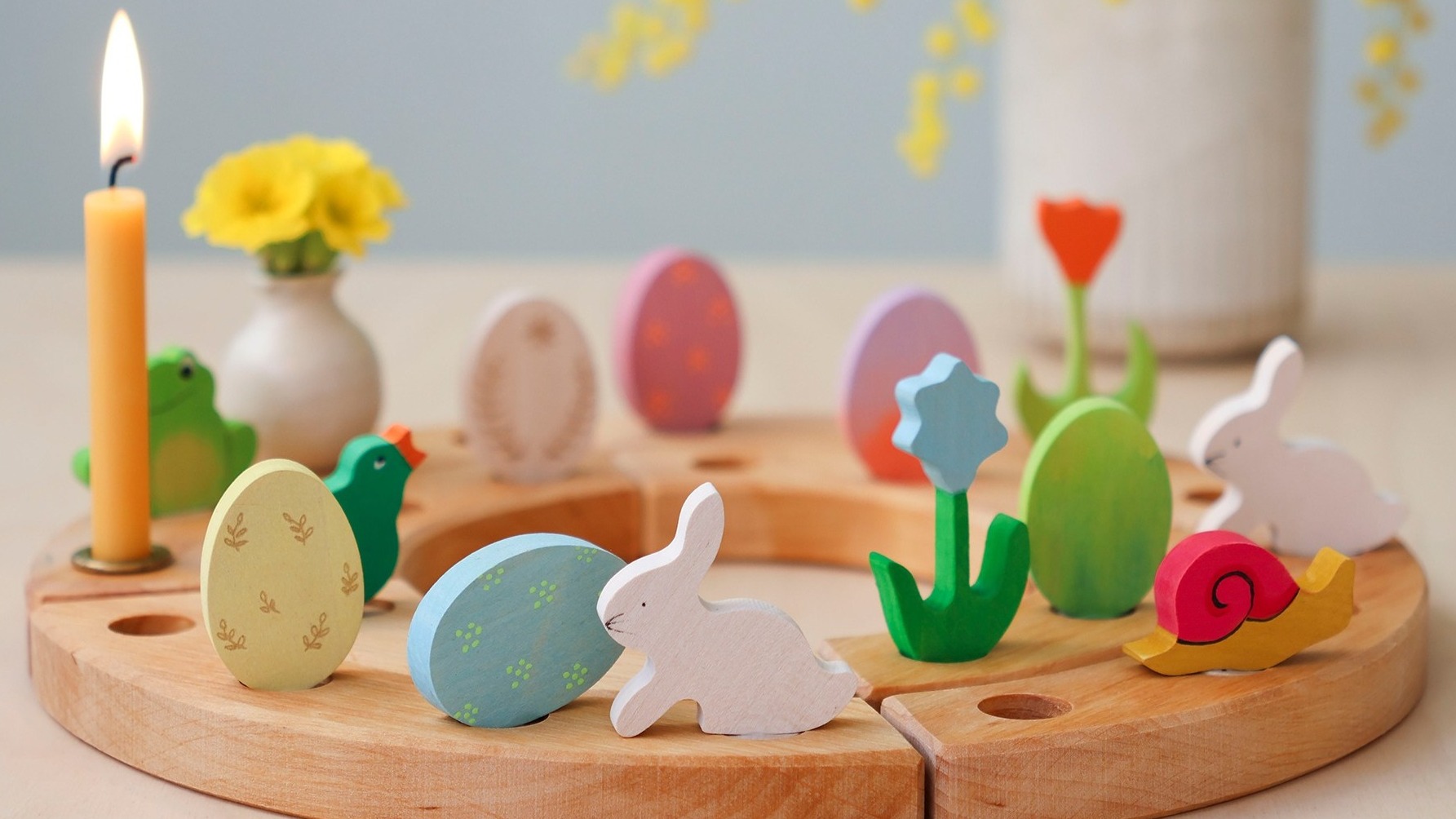 GRIMM'S Holzspielzeug mit Osterfiguren, colorful wooden Easter display.