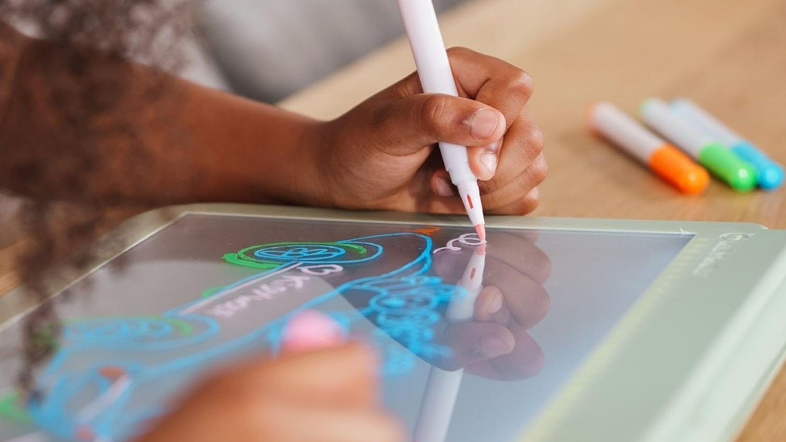 Creative gift ideas for children aged 8 and up with drawing tablet.