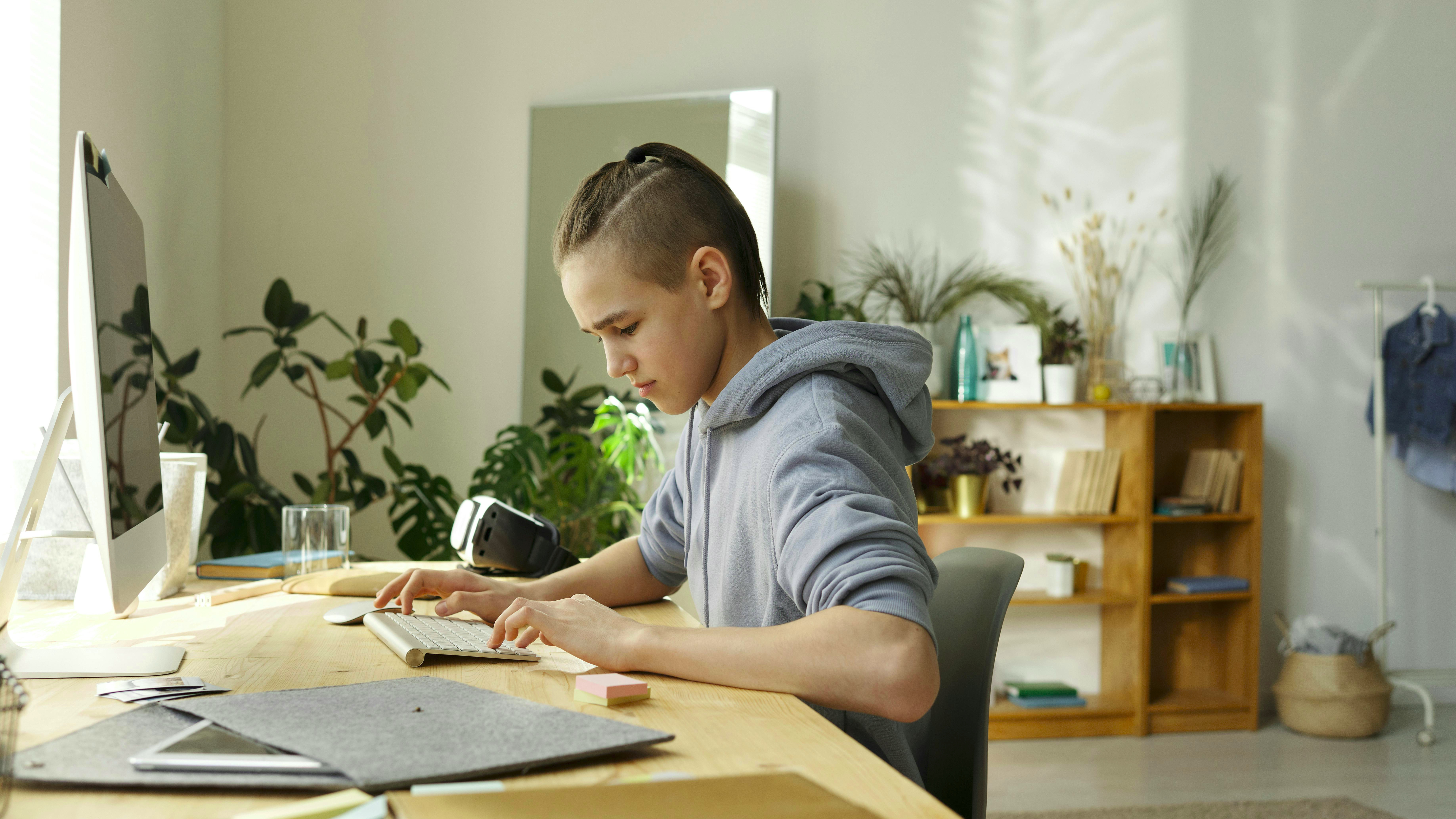 AI tools aiding student learning in modern classroom setting.