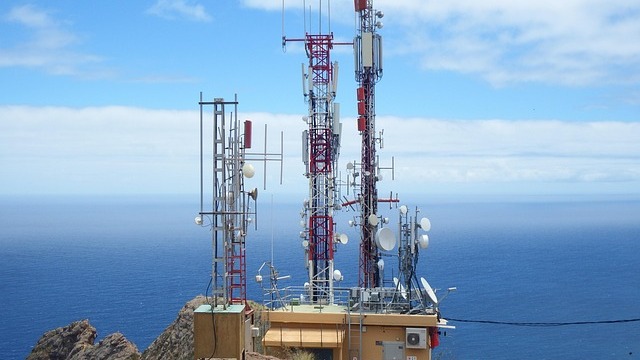 5G tower in desert landscape, 5G Internet vs. Fiber Customer Satisfaction