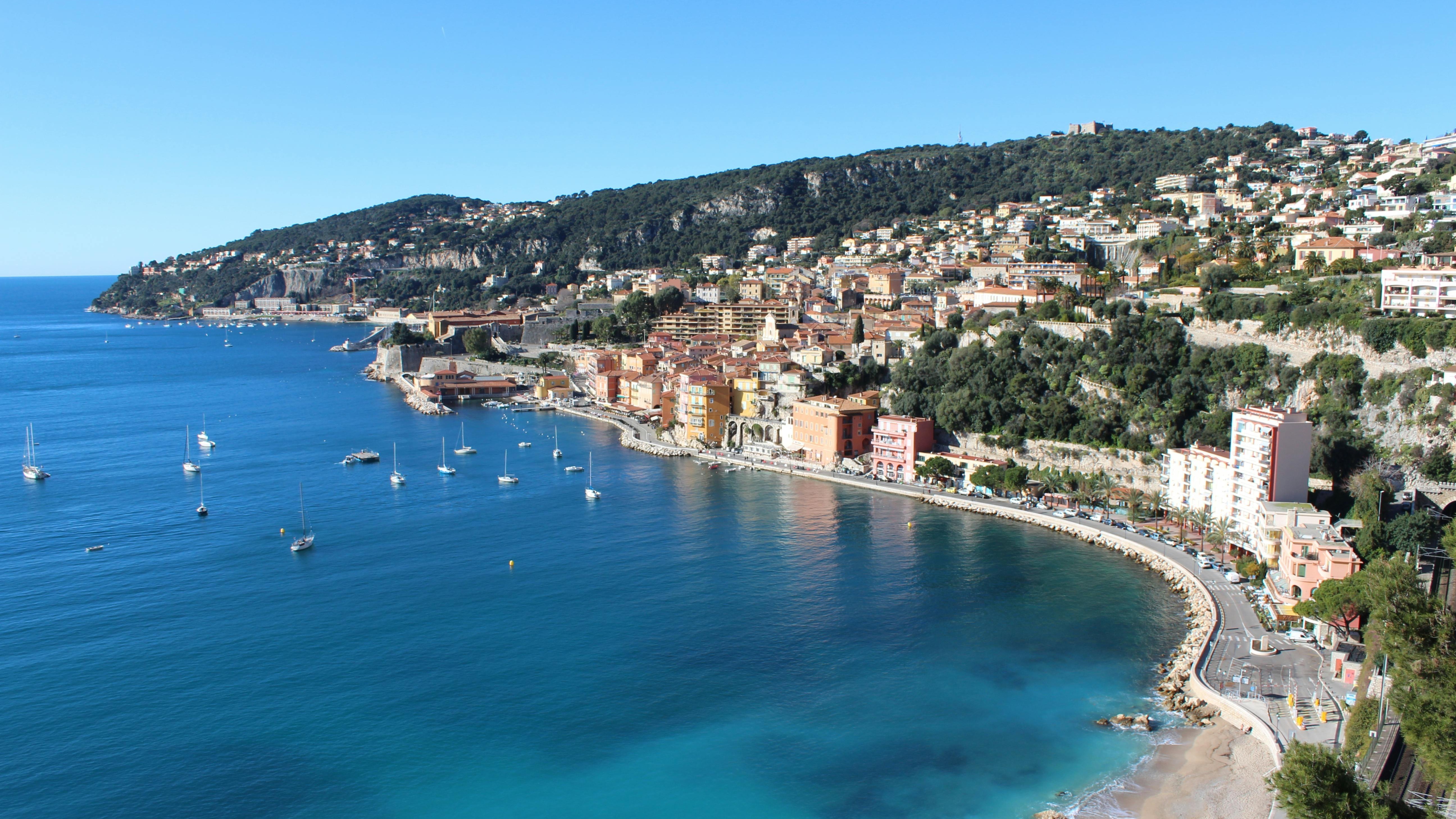 Luxurious seaside hotel in the South of France with sea view.