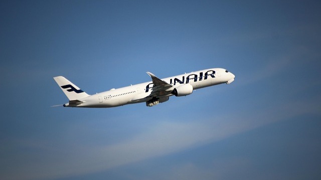 Finnair airplane in flight, Finnair cabin crew agreement context