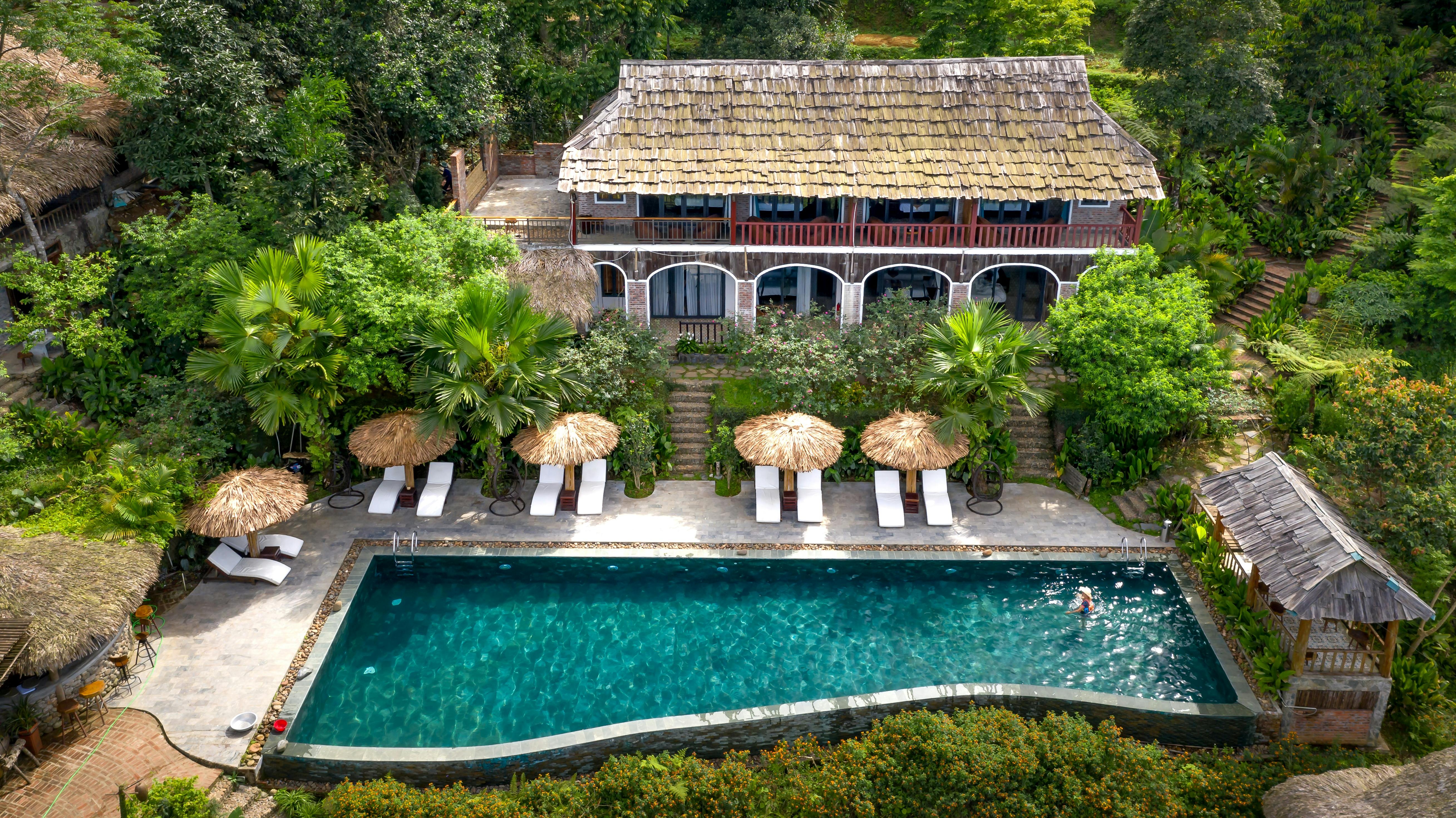 Luxury Travel Trends 2025: exclusive villa