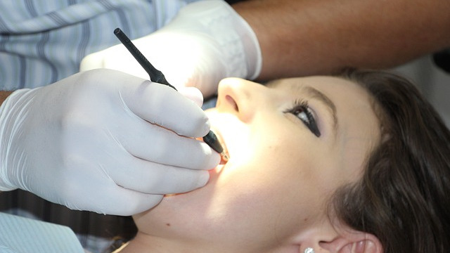 Close-up of a tooth with amalgam filling, highlighting holistic dentistry in Mexico.