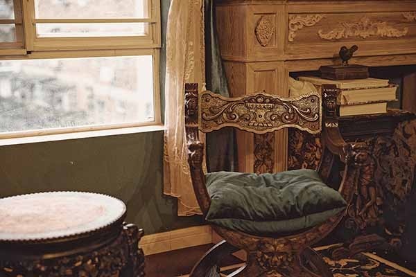 Antique furniture moving company