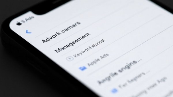 Apple Ads campaign interface showing keyword management options.