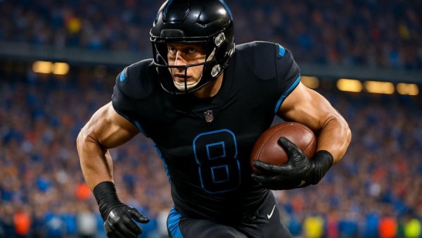 Detroit Lions player running during Thanksgiving game against Packers.