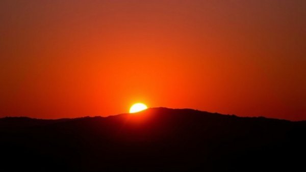 Vivid sunset illustrating heatstroke symptoms risk.