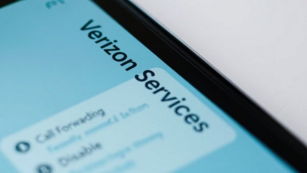 Verizon outage $20 credit: Smartphone showing Verizon Services options.