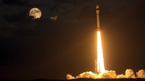 Blue Origin New Glenn 9x4 Rocket launches under full moon.