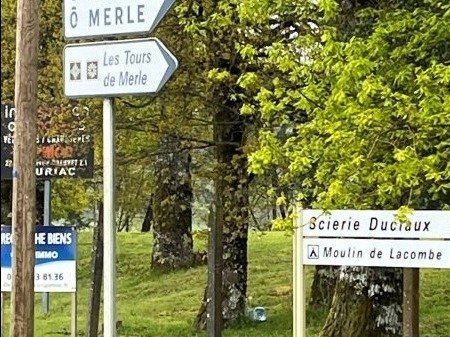 Les Tours de Merle direction sign