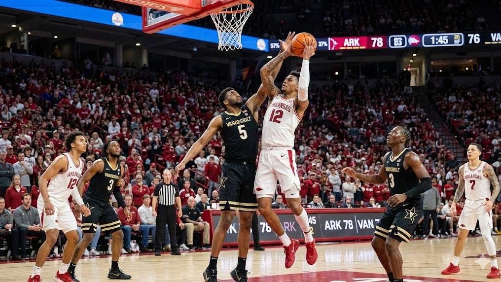 Arkansas Razorbacks vs Vanderbilt Commodores animated coach in action.