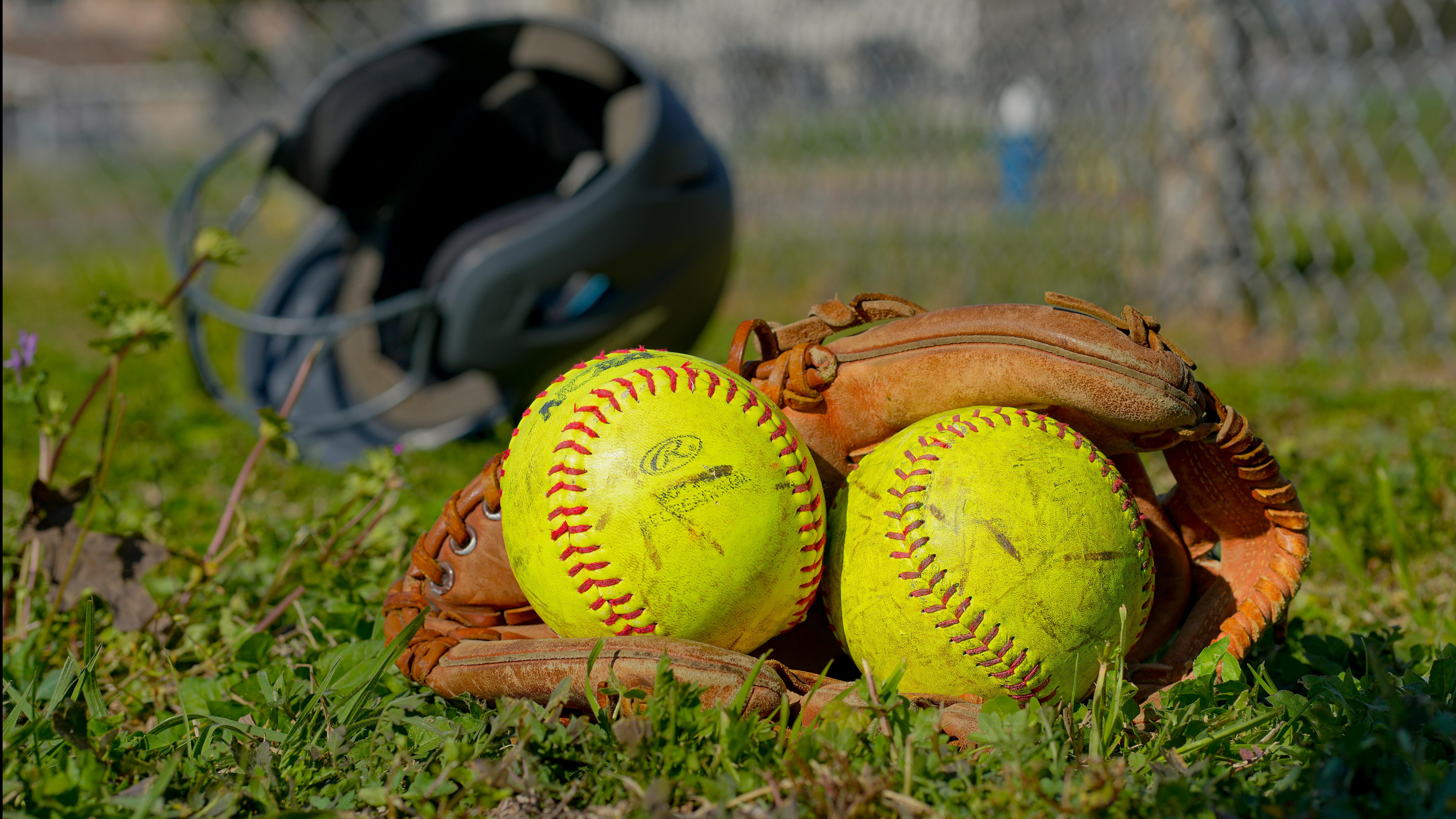 Dynamic Arkansas Razorbacks offense at NCAA softball field, showcasing DJ Gasso's coaching impact.