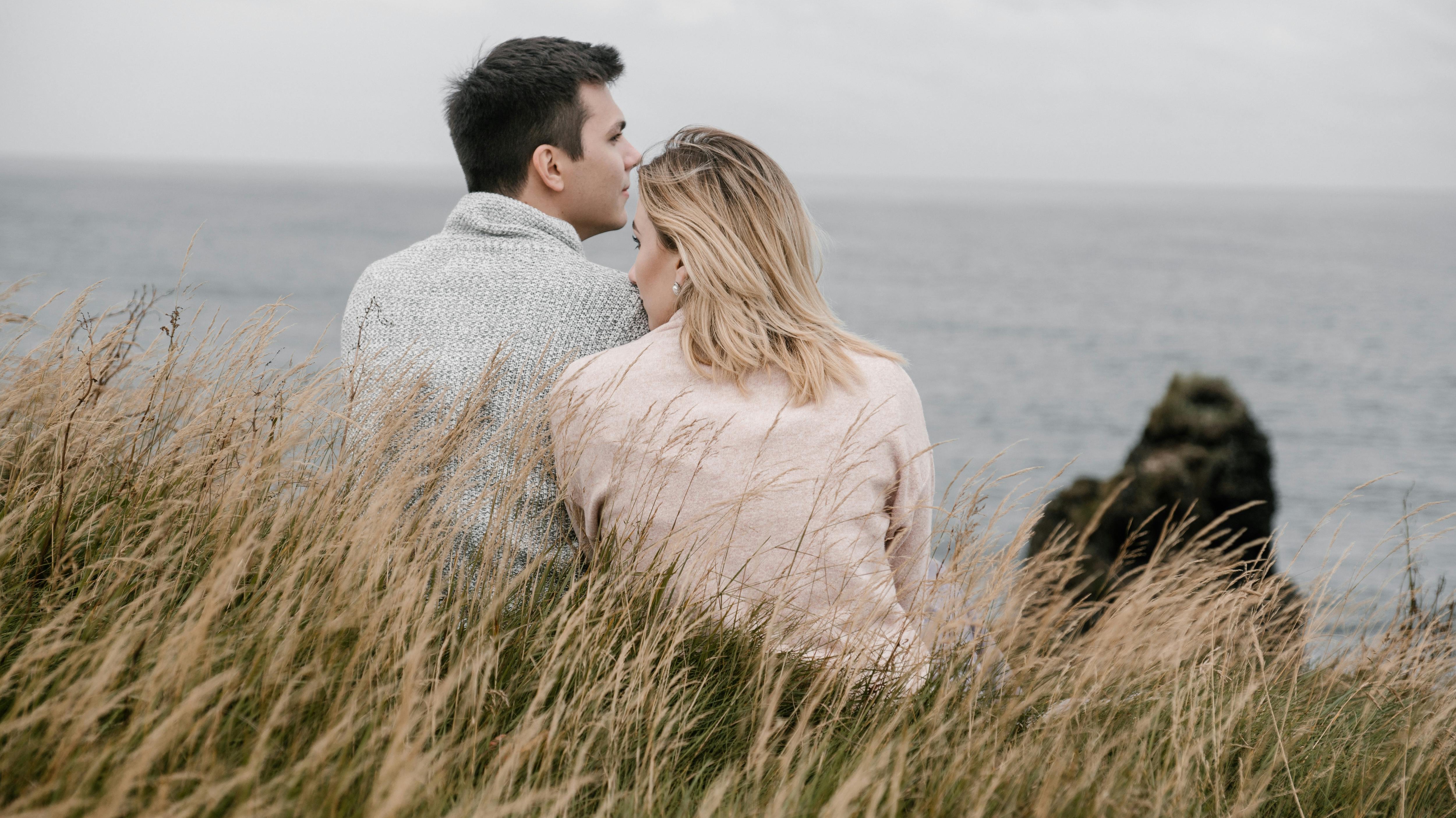 Couple enjoying a serene sunset over a lake in Arkansas, perfect for romantic getaways.
