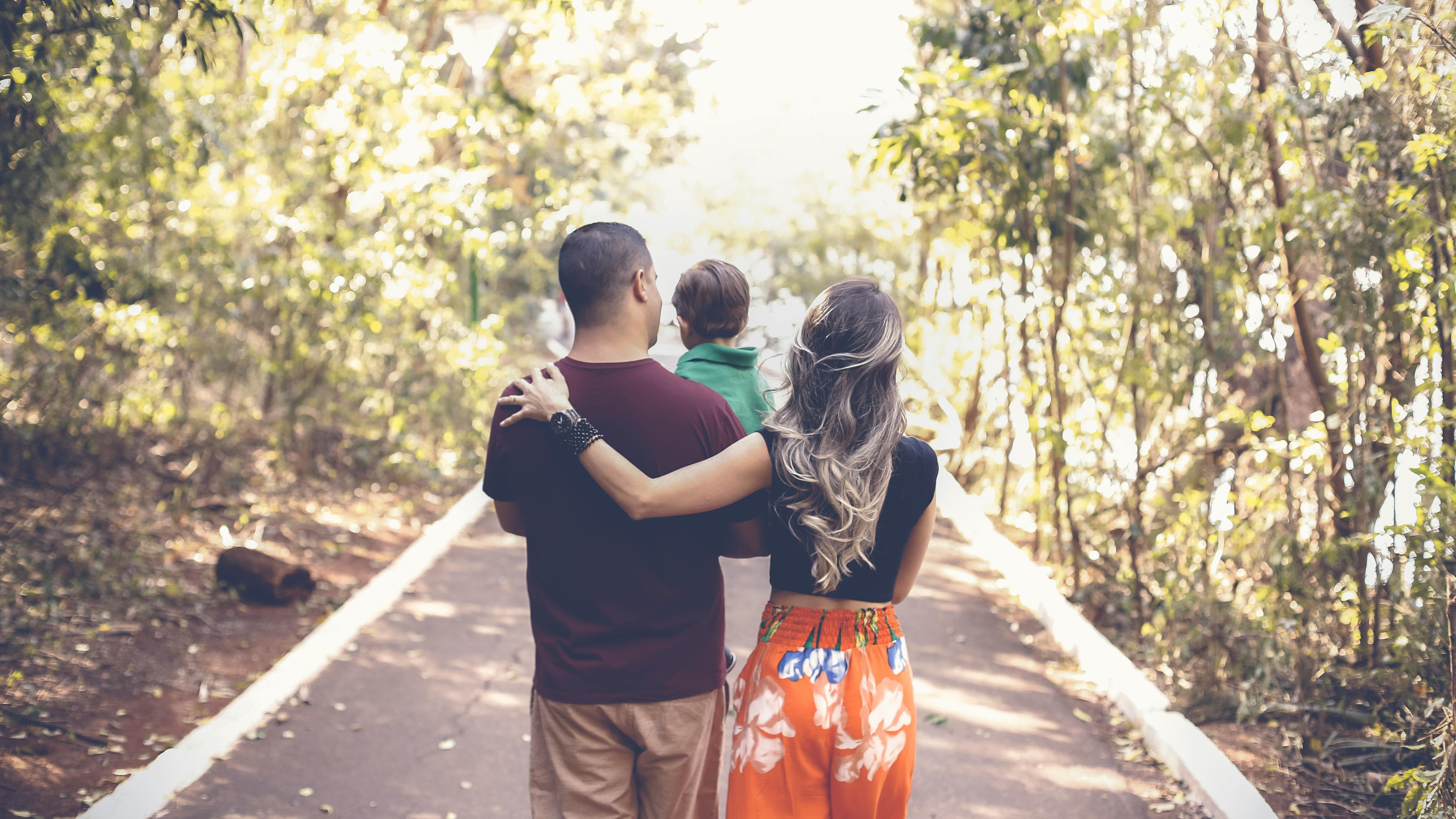 photo of couple in Arkansas park.