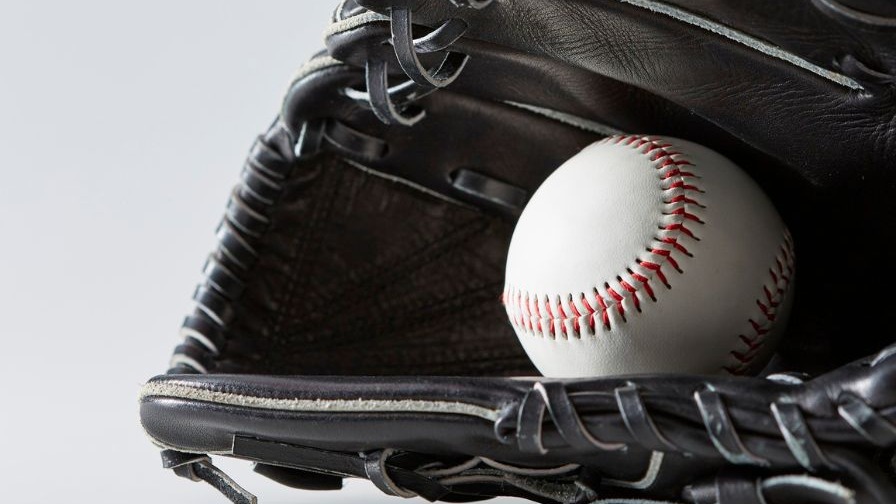 Arkansas Razerbacks players preparing to pitch during postseason.