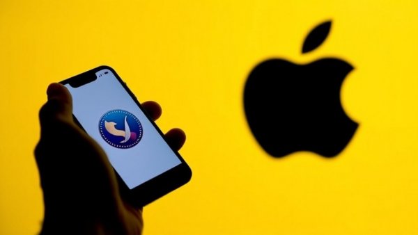 Apple Safari update visual with smartphone and logo on yellow background.