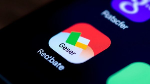 Google app icon close-up on smartphone screen, Google Discover Core Update.
