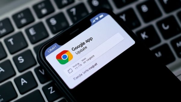 Close-up of Google app update screen on smartphone, Google Discover Core Update.