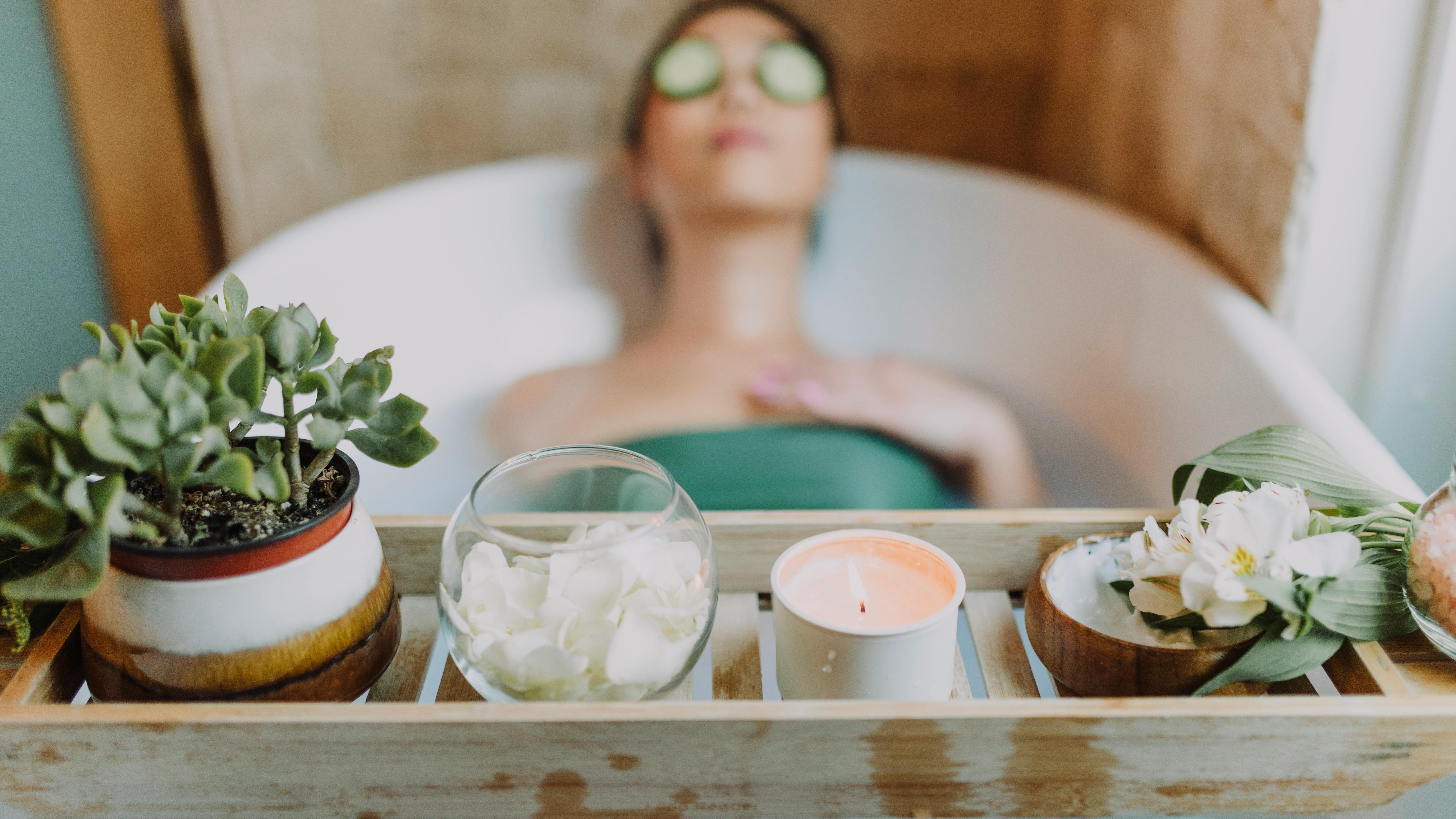 Body moisturizing tips: dermatologist applying cream.