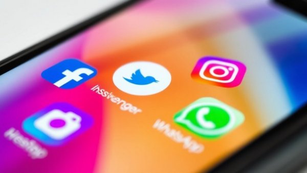 App icons for Facebook and Messenger on smartphone screen.