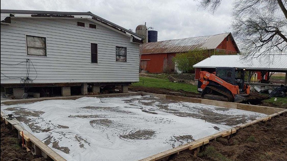 step-by-step setupteardown guide, clear, explaining, photorealistic, home studio with tech gadgets and instructions laid out, highly detailed, dynamic workflow charts, sharp details, monochrome with accent colors, diffused sunlight, shot with an 85mm lens.