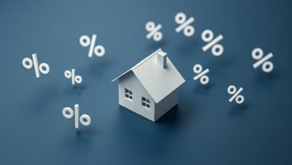 Paper house with percentage symbols highlighting mortgage rate fluctuations.