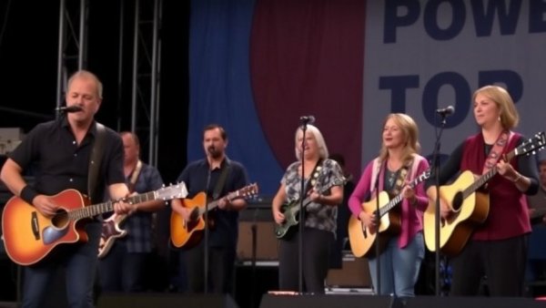 Bruce Springsteen sings with Joan Baez and others at Power to the People festival (WATCH VIDEO)