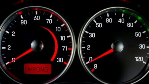 Comparative speedometer highlighting bad driving habits for high mileage cars