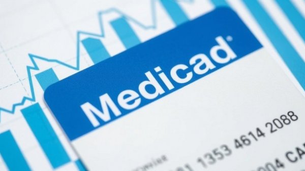 Medicare Advantage plan comparisons Muskegon: Medicaid card with graph.