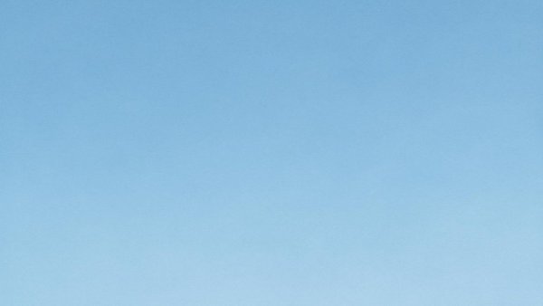 Serene sky blue background for Apple's AI transition strategy concept.
