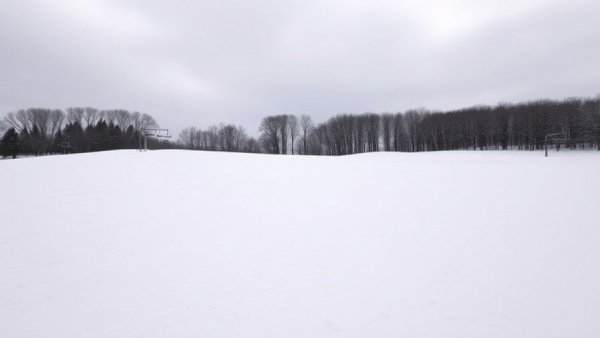 Sparse snowy Michigan ski slope highlighting climate change impacts.