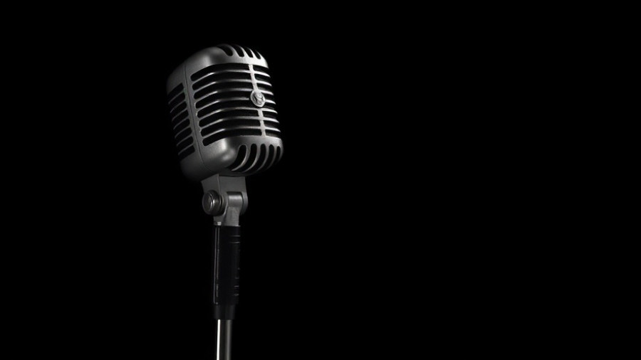 Vintage microphone in dark setting for Leni Kravac concert Ortobar 2025.