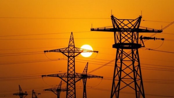 High-voltage lines at sunset reflecting Taiwan's record temperatures.