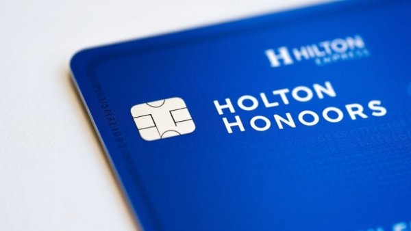 Hilton Honors American Express card with chip and logos.