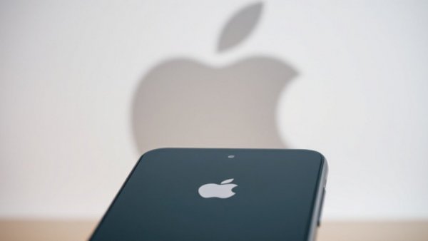 Apple Siri lawsuit settlement concept with smartphone and logo.