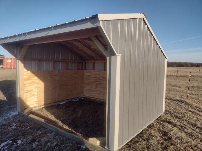 Gray loafing shed