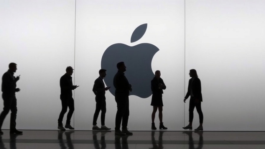 Apple AI leads tech innovation with a shift in UI design and Siri updates.