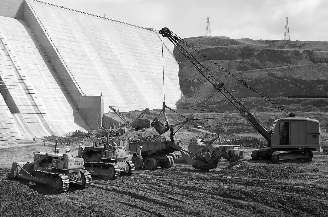 Historical photo of Folsom Dam construction, 1950s.