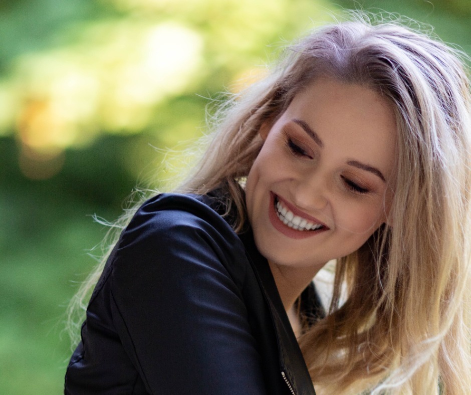 Wow, look at those beautiful teeth after receiving a mono tooth implant procedure