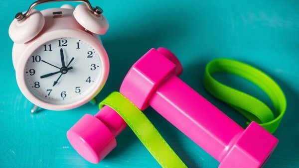 Colorful exercise gear with a clock, symbolizing 22 minutes of exercise.