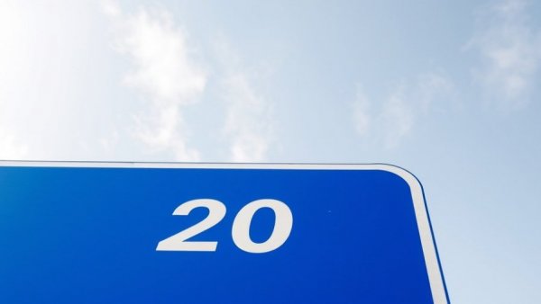 Nutzen Kosten Verhältnis A20 Ausbau: Highway sign with arrow and number 20.