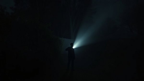 Wurkkos HD02 Taschenlampe beam test in a dark backyard.