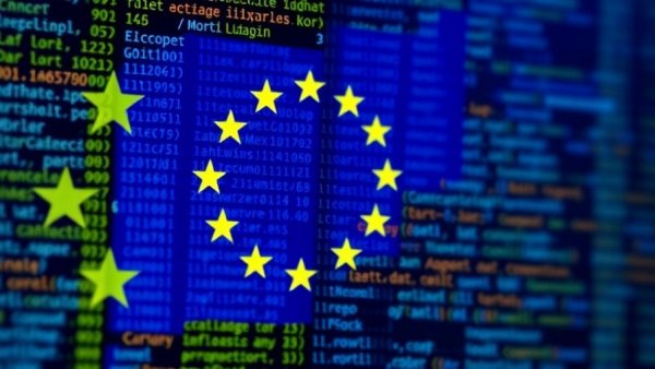 European Union flag overlaid with computer code, symbolizing digitale Souveränität für Europa.
